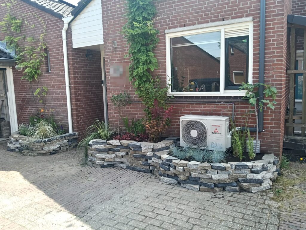 Voortuin met verhoogde borders van stapelmuren